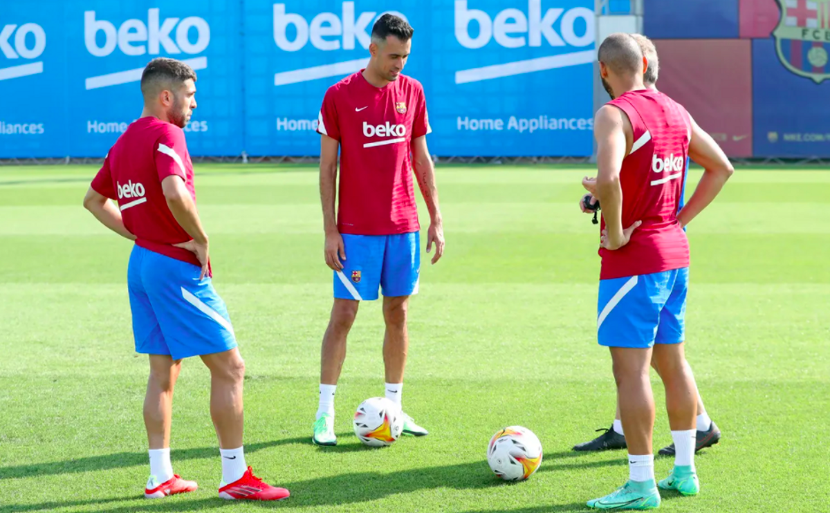 Alba, Busquets y Braithwaite, en el entrenamiento de este miércoles. Alba, Busquets y Braithwaite, en el entrenamiento de este miércoles.