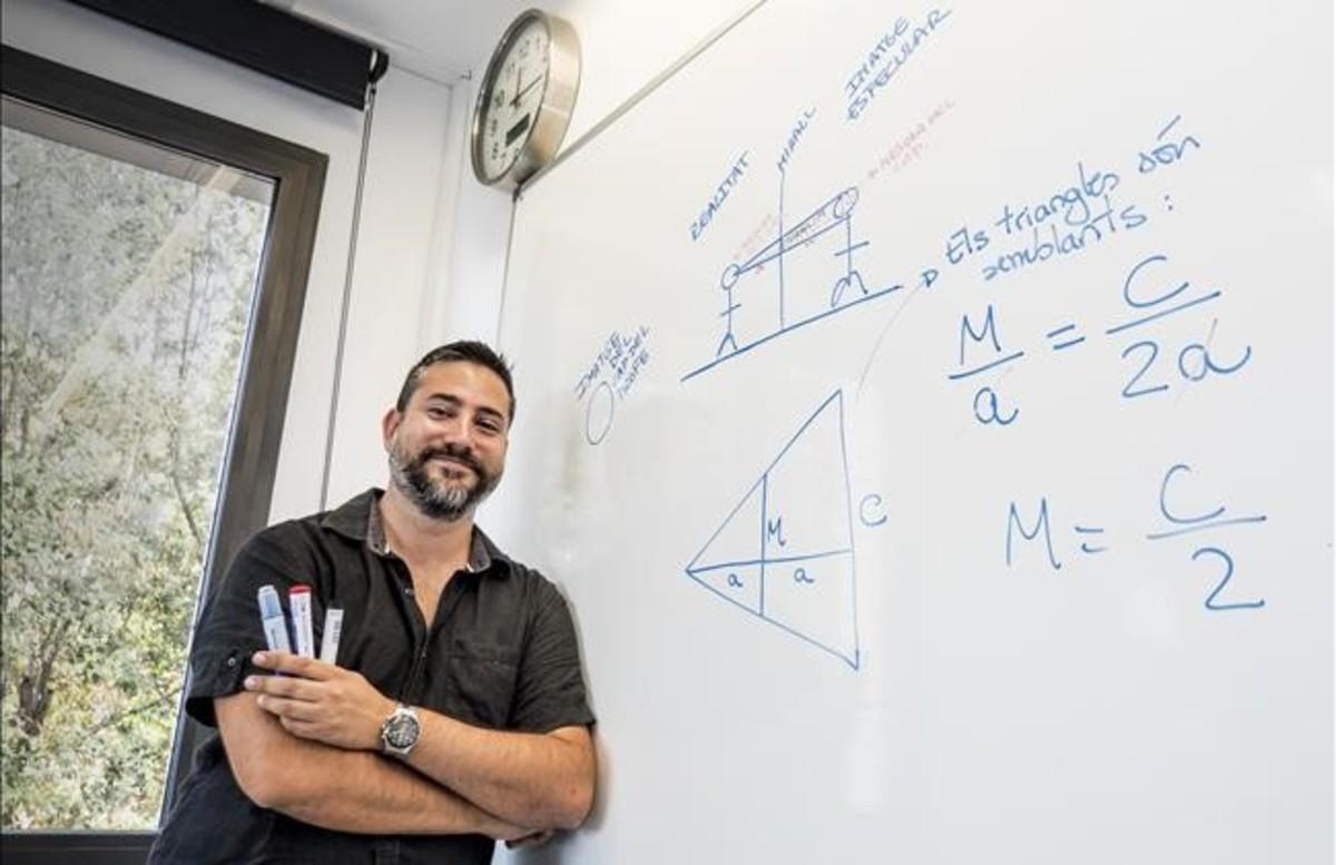 Abraham de la Fuente, en el aula donde impartirá clases de Matemáticas el próximo curso en Barcelona.