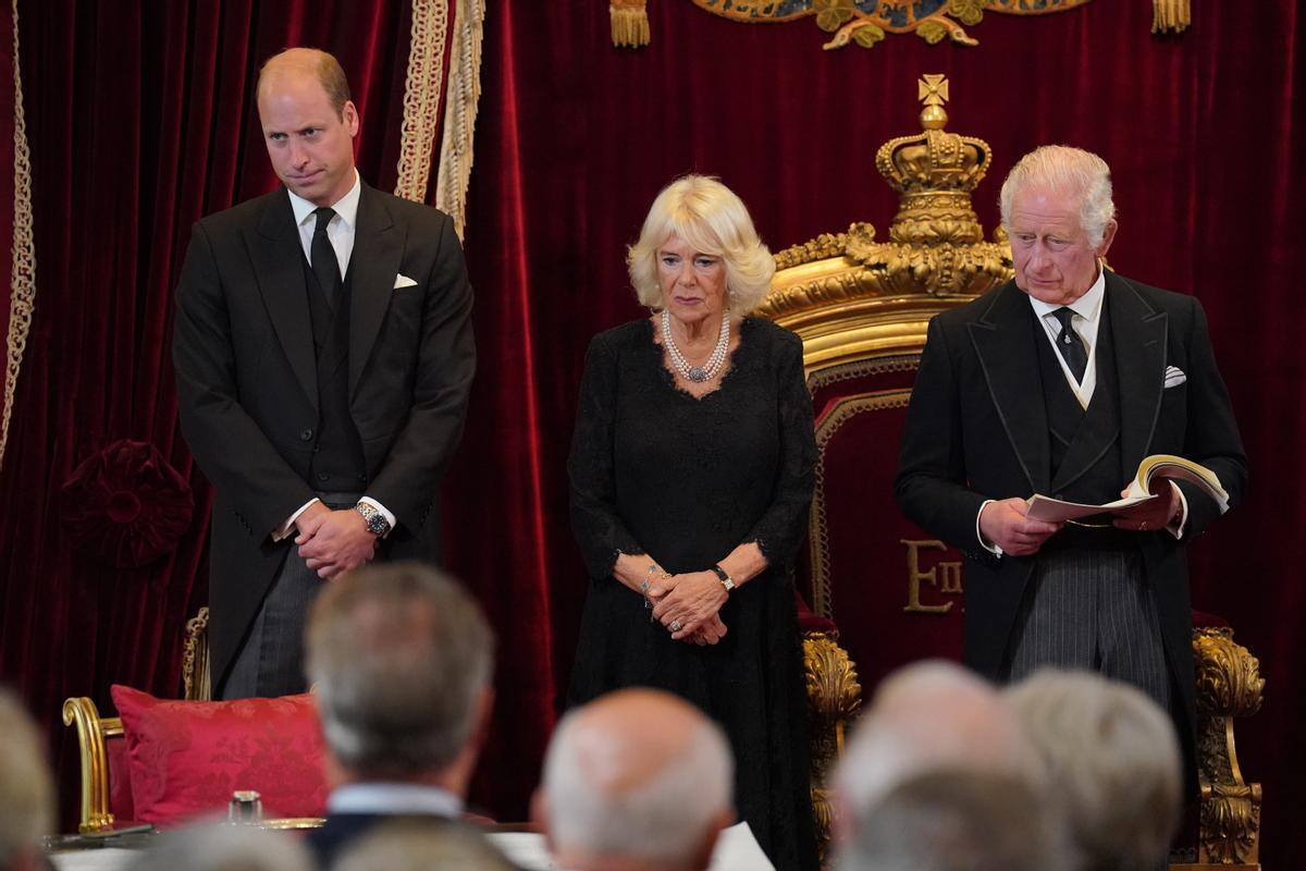 Guillermo, príncipe de Gales; Camila, reina consorte, y el rey Carlos III del Reino Unido.