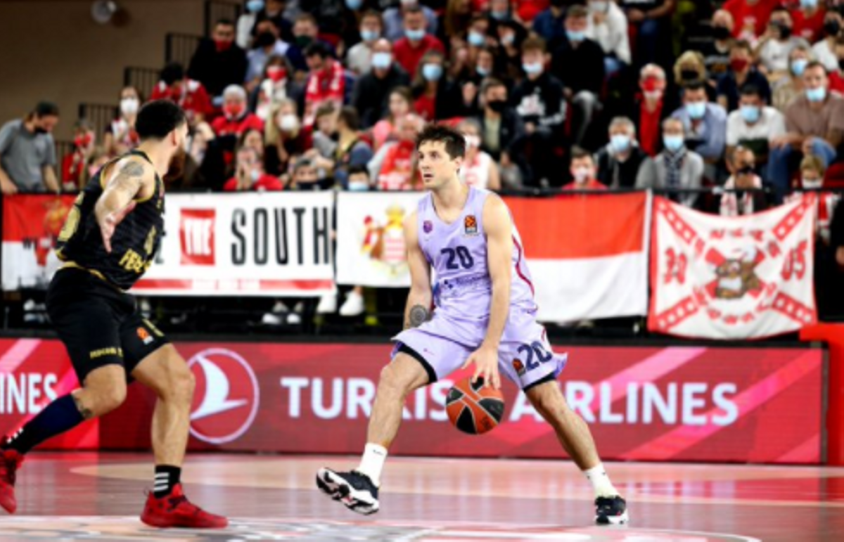 Laprovittola controla el balón en presencia de Mike James en la cancha del Monaco Laprovittola controla el balón en presencia de Mike James en la cancha del Monaco