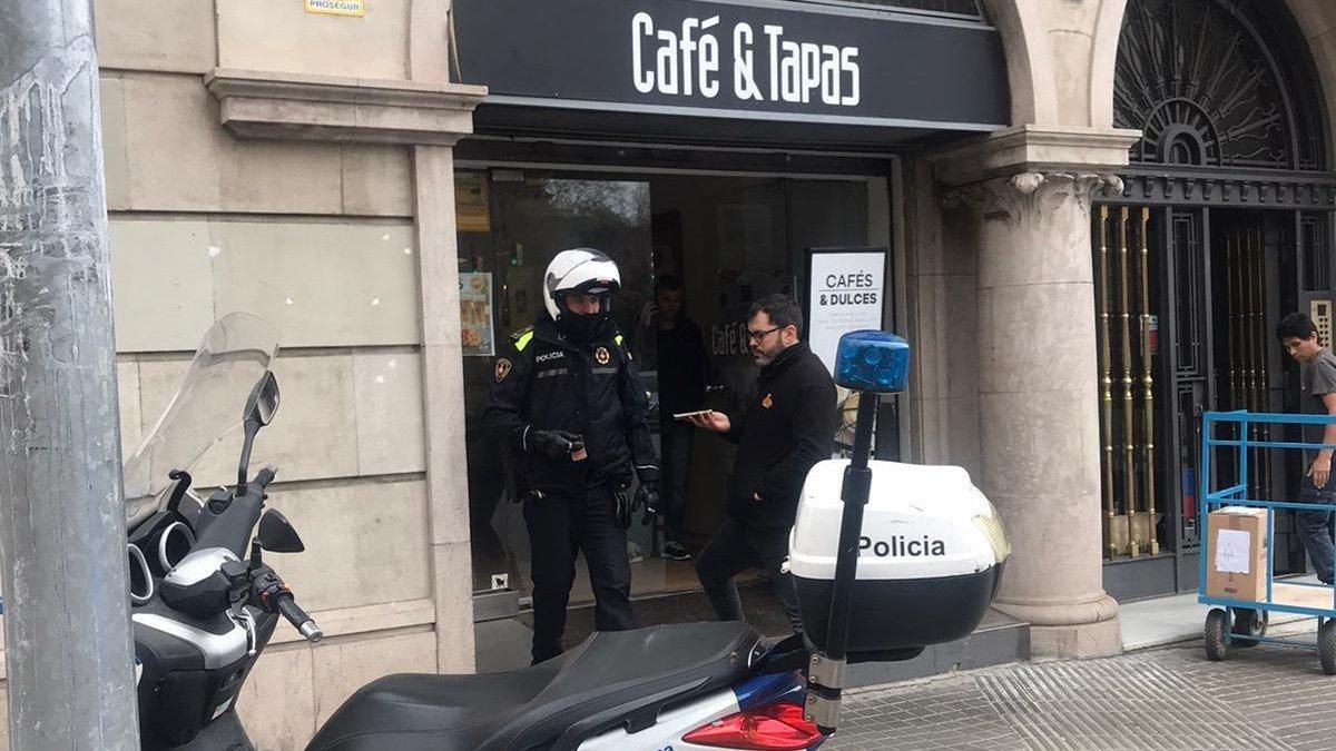 Un policía habla con el empleado de un local de restauración para avisarle del cierre. Un policía habla con el empleado de un local de restauración para avisarle del cierre.