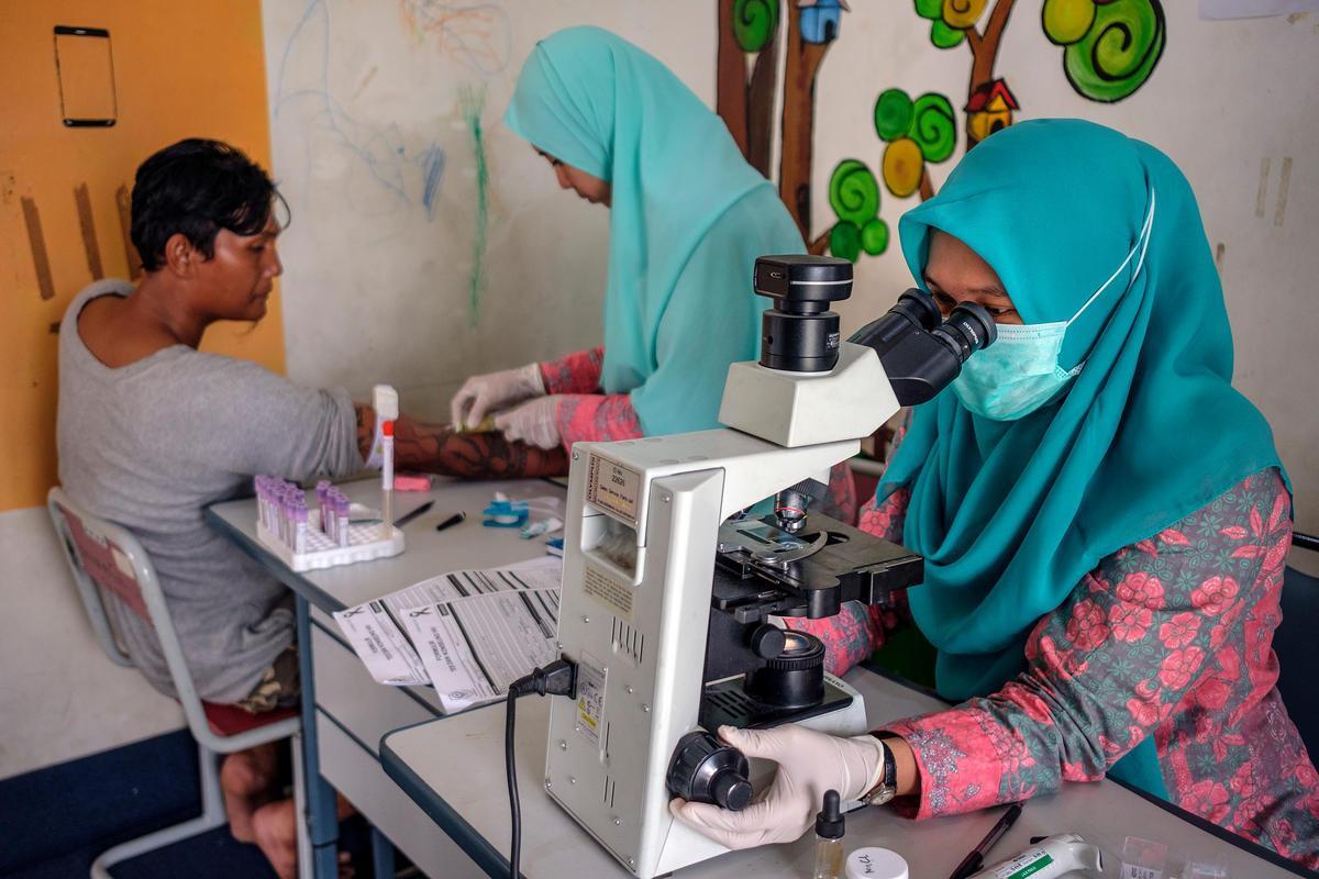 Realización de pruebas para detectar VIH en un hospital de Yakarta