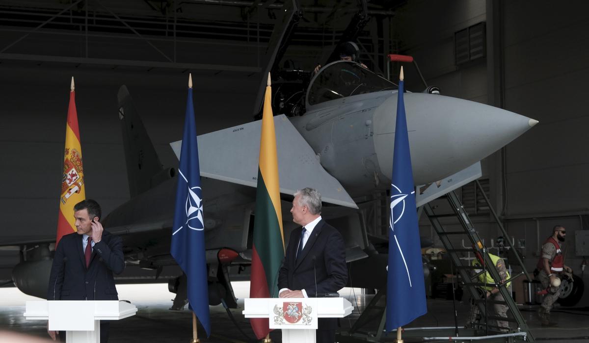 El presidente del Gobierno, Pedro Sánchez, reacciona, durante su comparecencia con el presidente de Lituania, Gitanas Nauséda, tras ser advertido de un aviso ’Alpha Scramble’, el pasado 8 de julio en la base militar de la OTAN de Šiauliai.