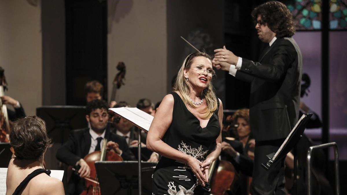 Ainhoa Arteta, durante su concierto con la Simfonica Camera Musicae, dirigida por Tomàs Grau, en el Palau de la Música.