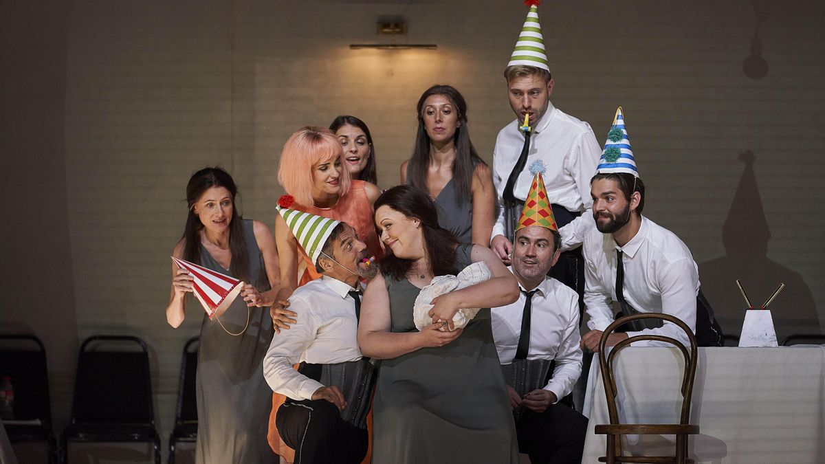 Una escena de ’Ariadne auf Naxos’, con la soprano Miina-Liisa Varela, en el centro, como Primadonna (Ariadne). Una escena de ’Ariadne auf Naxos’, con la soprano Miina-Liisa Varela, en el centro, como Primadonna (Ariadne).