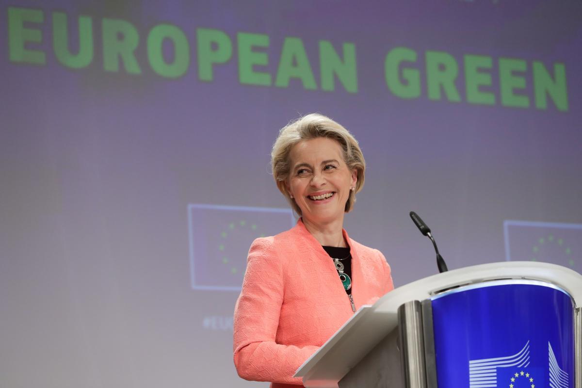 La presidenta de la Comisión Europea, Ursula von der Leyen, en la rueda de prensa en la que ha presentado el paquete ’Fit for 55’ sobre reducción de emisiones de CO2. La presidenta de la Comisión Europea, Ursula von der Leyen, en la rueda de prensa en la que ha presentado el paquete ’Fit for 55’ sobre reducción de emisiones de CO2.