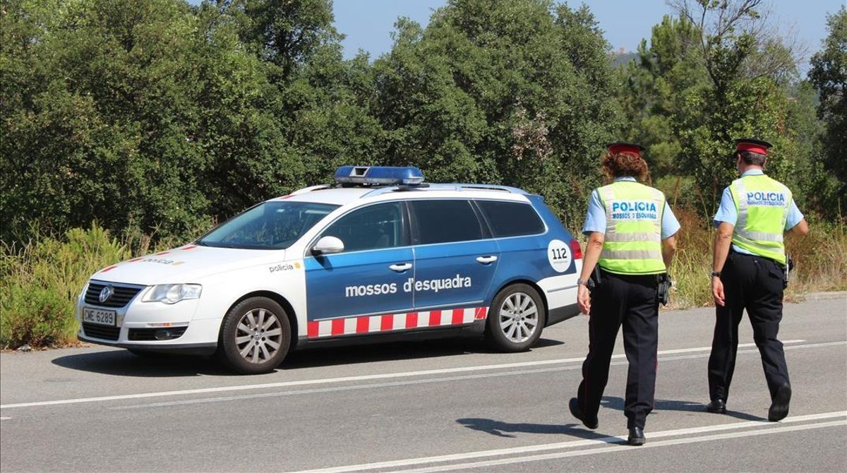 Un coche patrulla de los Mossos d’Esquadra en una carretera catalana. Un coche patrulla de los Mossos d’Esquadra en una carretera catalana.