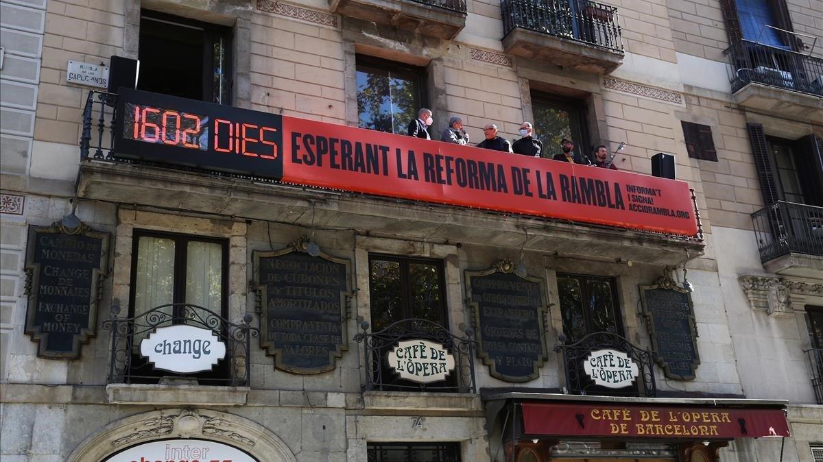 Marcador instalado por Amics de la Rambla para recordar los días que han pasado sin que empiece la reforma prevista en el paseo. Marcador instalado por Amics de la Rambla para recordar los días que han pasado sin que empiece la reforma prevista en el paseo.