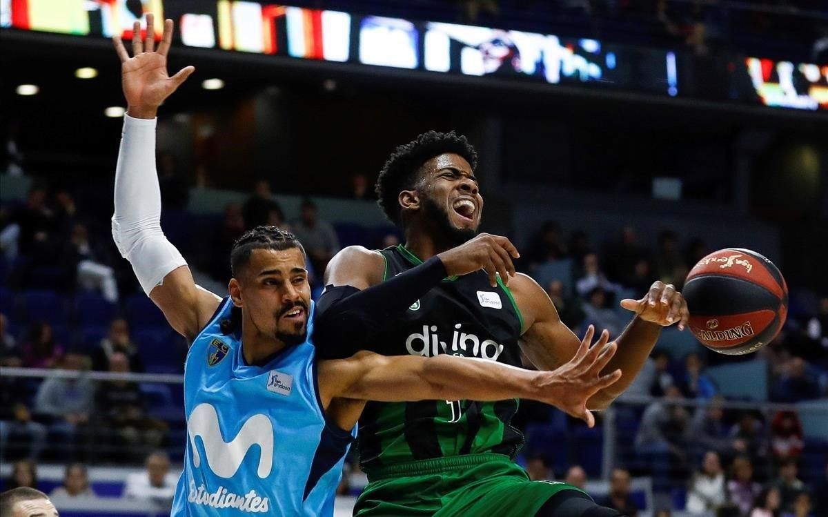El estudiantil Clavell comete falta sobre el verdinegro Dawson en una acción del partido El estudiantil Clavell comete falta sobre el verdinegro Dawson en una acción del partido