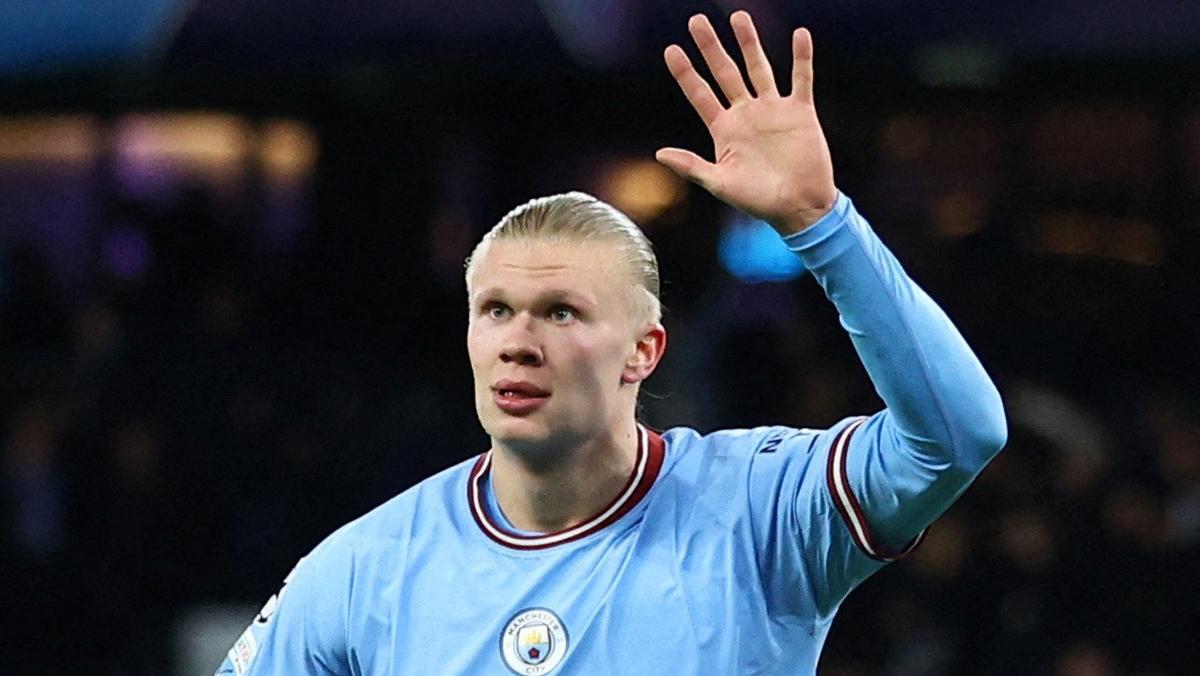 Erling Haaland abre los cinco dedos aludiendo a los cinco goles anotados en el City-Leipzig. Erling Haaland abre los cinco dedos aludiendo a los cinco goles anotados en el City-Leipzig.