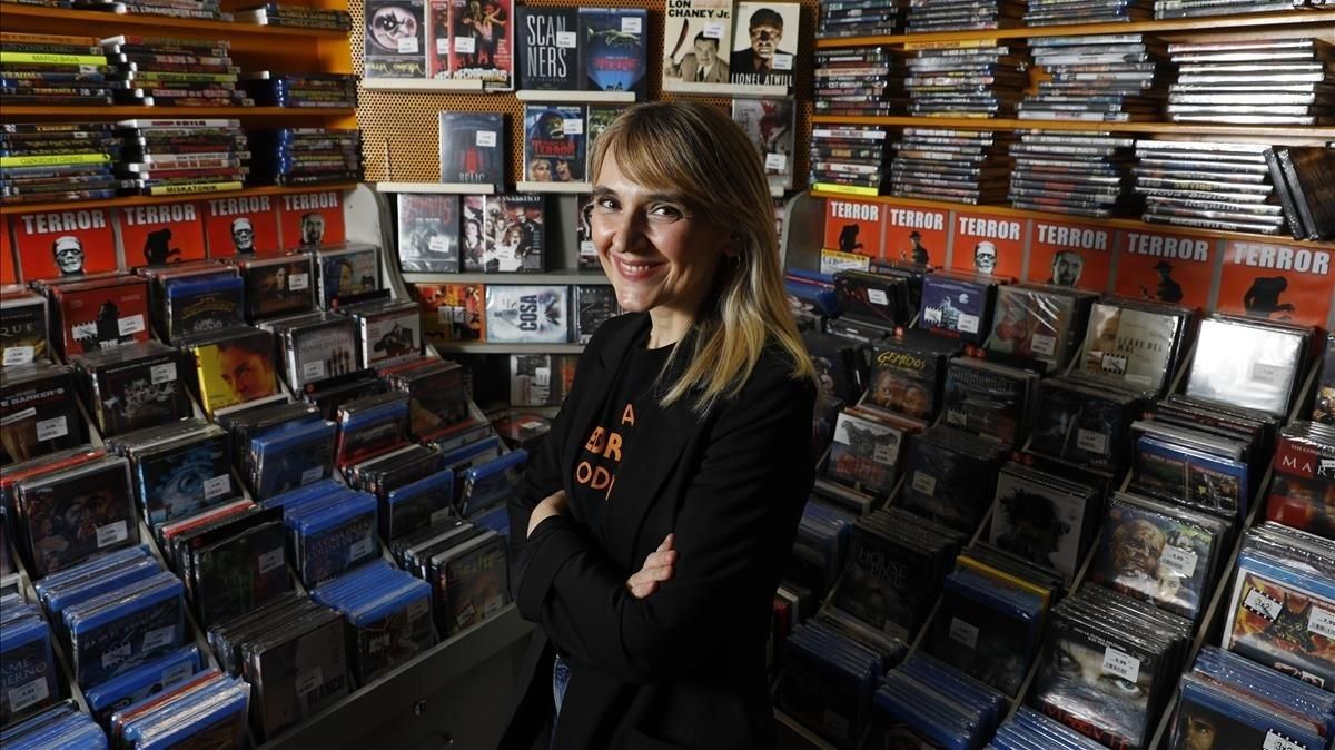 Desirée de Fez, en su salsa en la sección de terror de la tienda de cine El Setanta-Nou, de Barcelona Desirée de Fez, en su salsa en la sección de terror de la tienda de cine El Setanta-Nou, de Barcelona