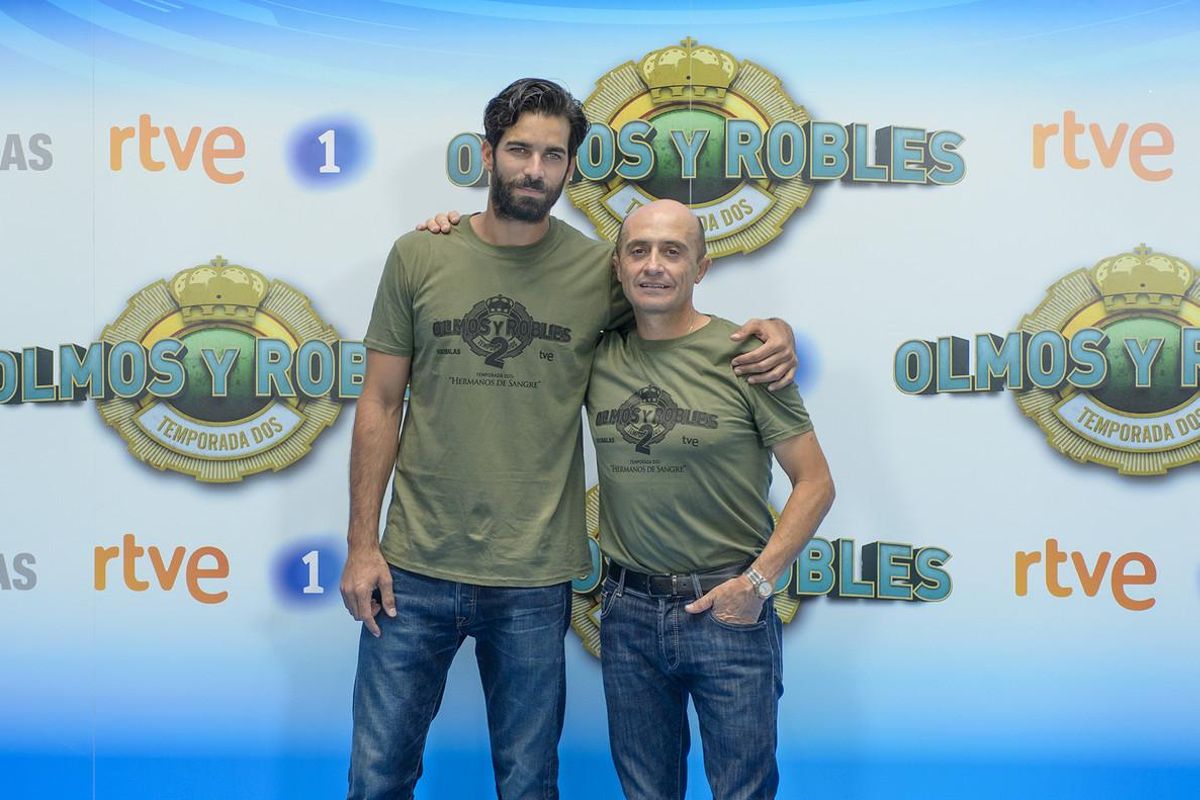 Rubén Cortada y Pepe Viyuela, en la presentación en Vitoria de la segunda temporada de la serie de TVE ’Olmos y Robles’. Rubén Cortada y Pepe Viyuela, en la presentación en Vitoria de la segunda temporada de la serie de TVE ’Olmos y Robles’.
