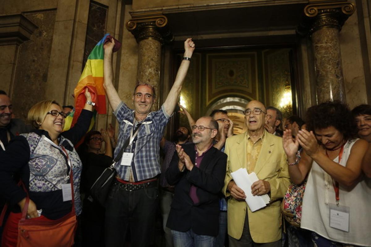 Miembros del colectivo LGTB celebran la aprobación de la ley contra la homofobia.