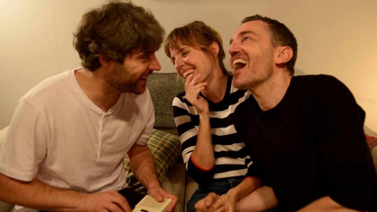 Una comedia sobre la relación entre tres hermanos. Una comedia sobre la relación entre tres hermanos.