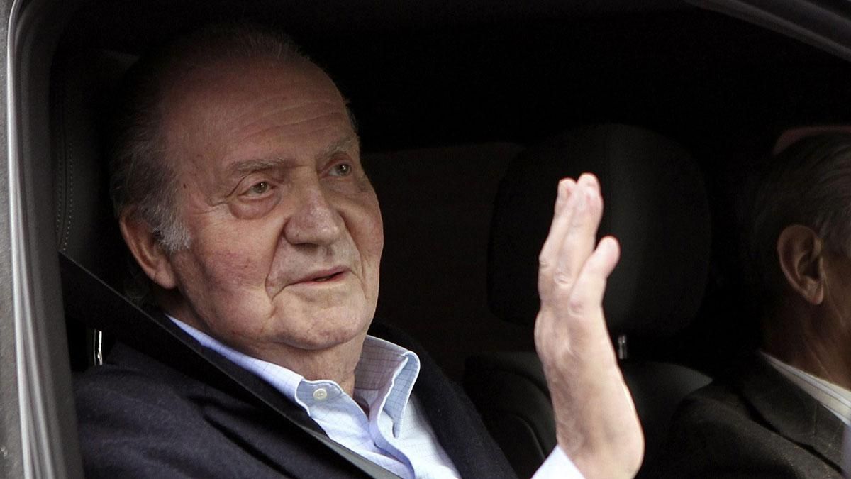 El rey Juan Carlos saluda a su salida de la clínica La Milagrosa, tras recibir el alta hospitalaria seis días después de su ingreso para ser operado de dos hernias discales, en marzo del 2013. El rey Juan Carlos saluda a su salida de la clínica La Milagrosa, tras recibir el alta hospitalaria seis días después de su ingreso para ser operado de dos hernias discales, en marzo del 2013.