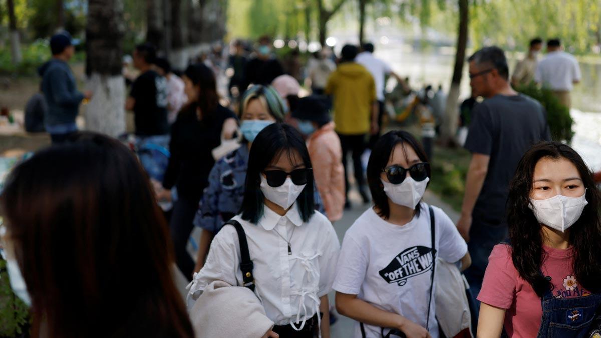 Paisaje con mascarilla en un parque de Pekín el fin de semana del uno de mayo