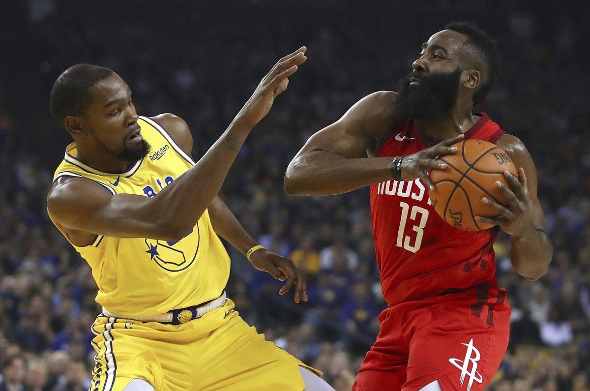 Harden, presionado por Durant, durante su extraordinaria exhibición. Harden, presionado por Durant, durante su extraordinaria exhibición.