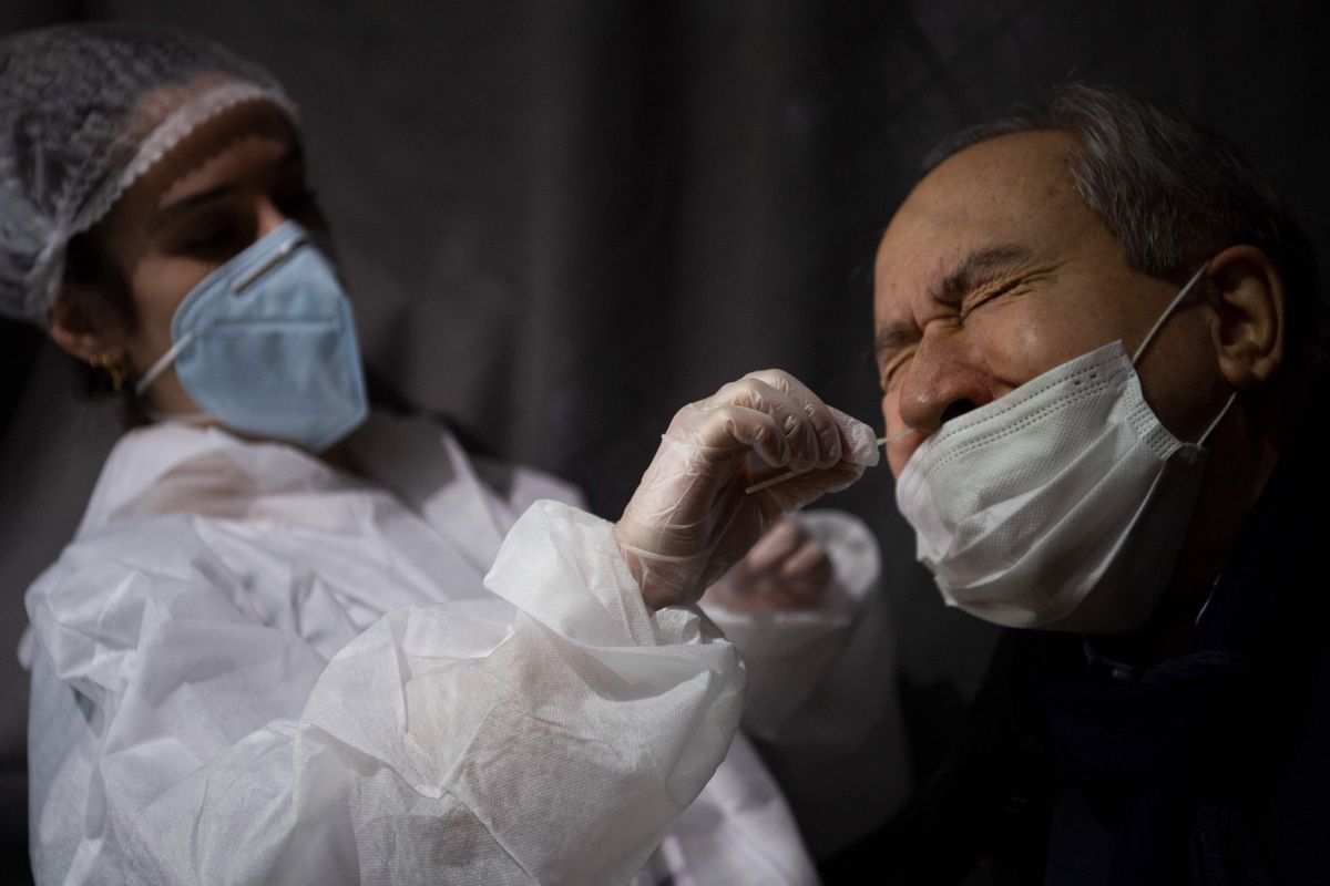 Un sanitario realiza un test de coronavirus a un ciudadano en Nantes. Un sanitario realiza un test de coronavirus a un ciudadano en Nantes.