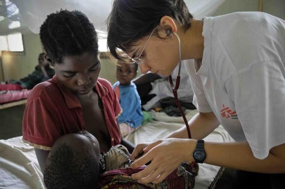Una doctora de Médicos Sin Fronteras atiende a una niña con malaria. Una doctora de Médicos Sin Fronteras atiende a una niña con malaria.