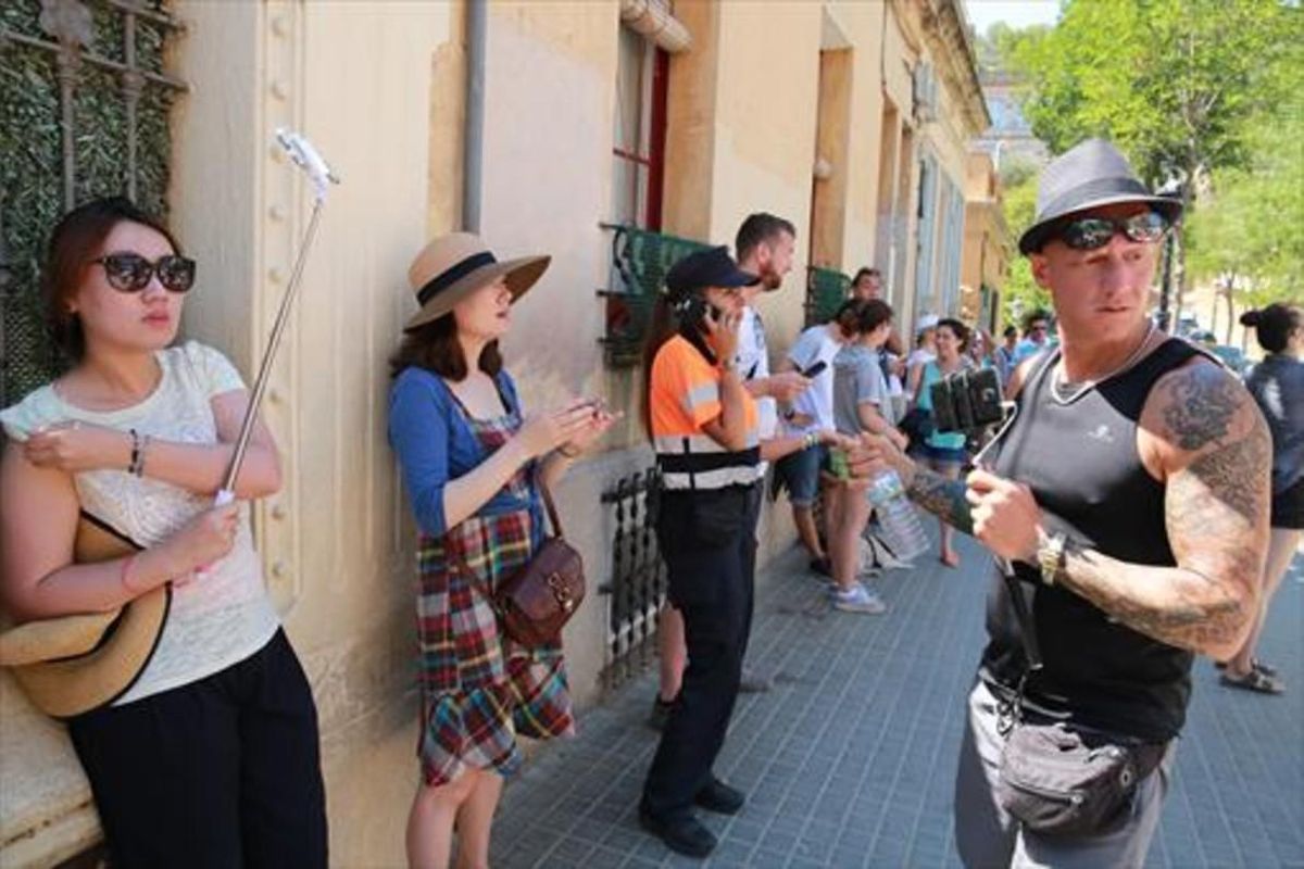 Turistas asiáticas en el parque Güell, en agosto. Turistas asiáticas en el parque Güell, en agosto.