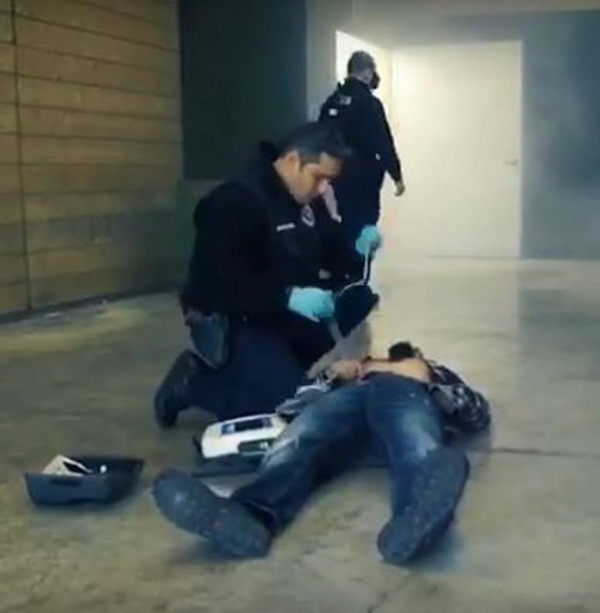 Fotograma de un vídeo promocional de la Ertzaintza en el que un agente utiliza un desfibrilador. Fotograma de un vídeo promocional de la Ertzaintza en el que un agente utiliza un desfibrilador.