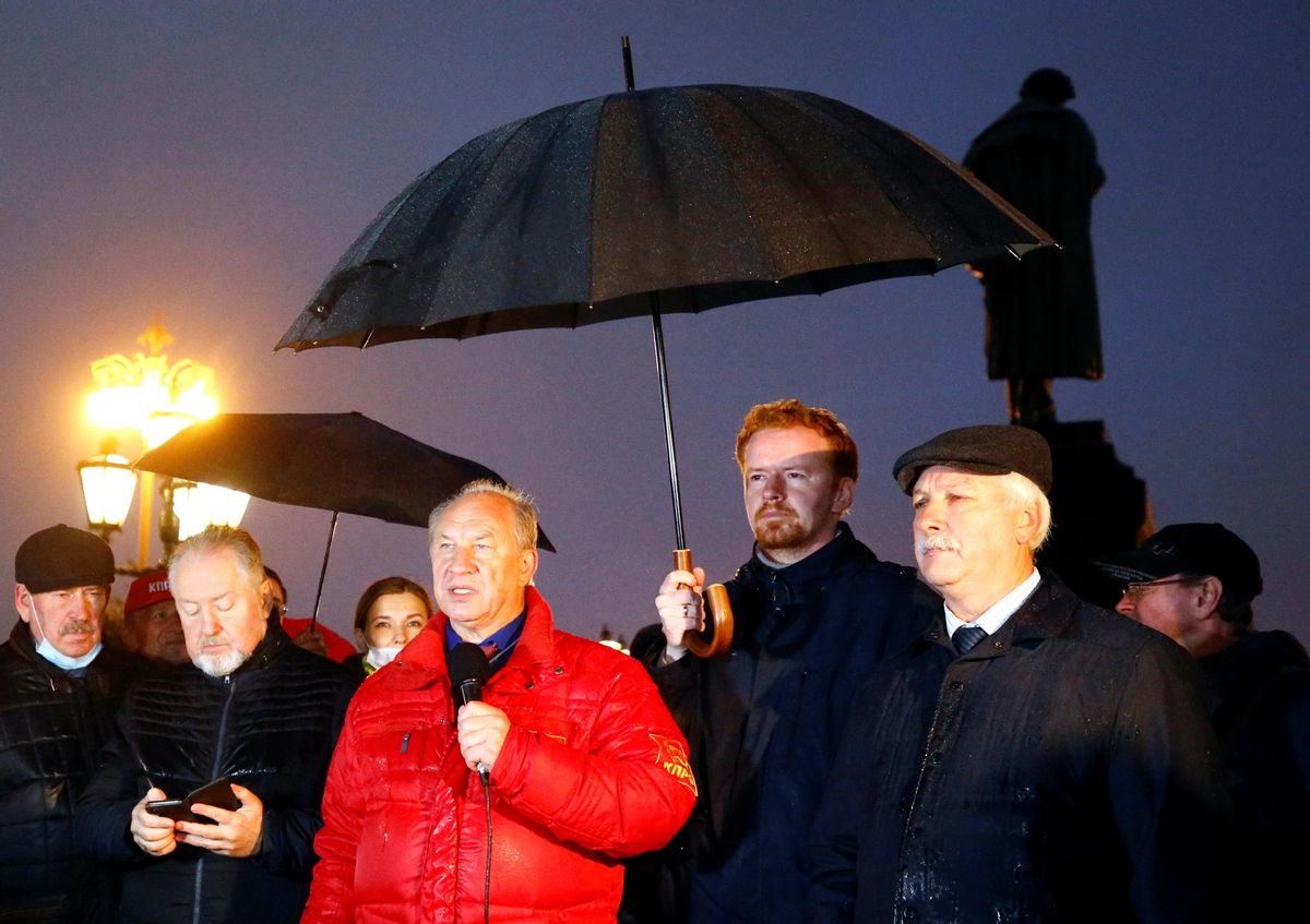 Valery Rashkin el primer secretario del Partido Comunista ruso, se dirige a sus seguidores durante una protesta en contra de los resultados de las legislativas, este lunes e Moscú. Valery Rashkin el primer secretario del Partido Comunista ruso, se dirige a sus seguidores durante una protesta en contra de los resultados de las legislativas, este lunes e Moscú.
