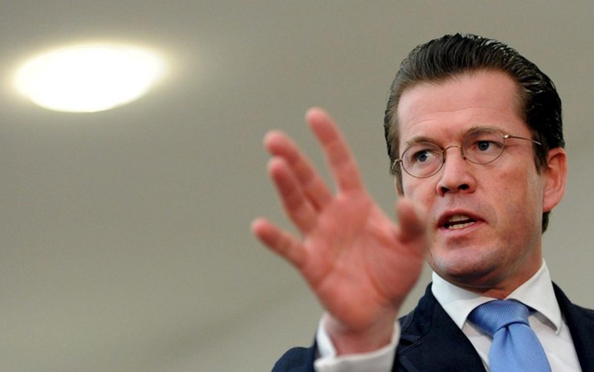 El ministro alemán de Defensa, Karl Theodor zu Guttenberg, en la rueda de prensa en la que ha pedido disculpas por copiar textos. El ministro alemán de Defensa, Karl Theodor zu Guttenberg, en la rueda de prensa en la que ha pedido disculpas por copiar textos.