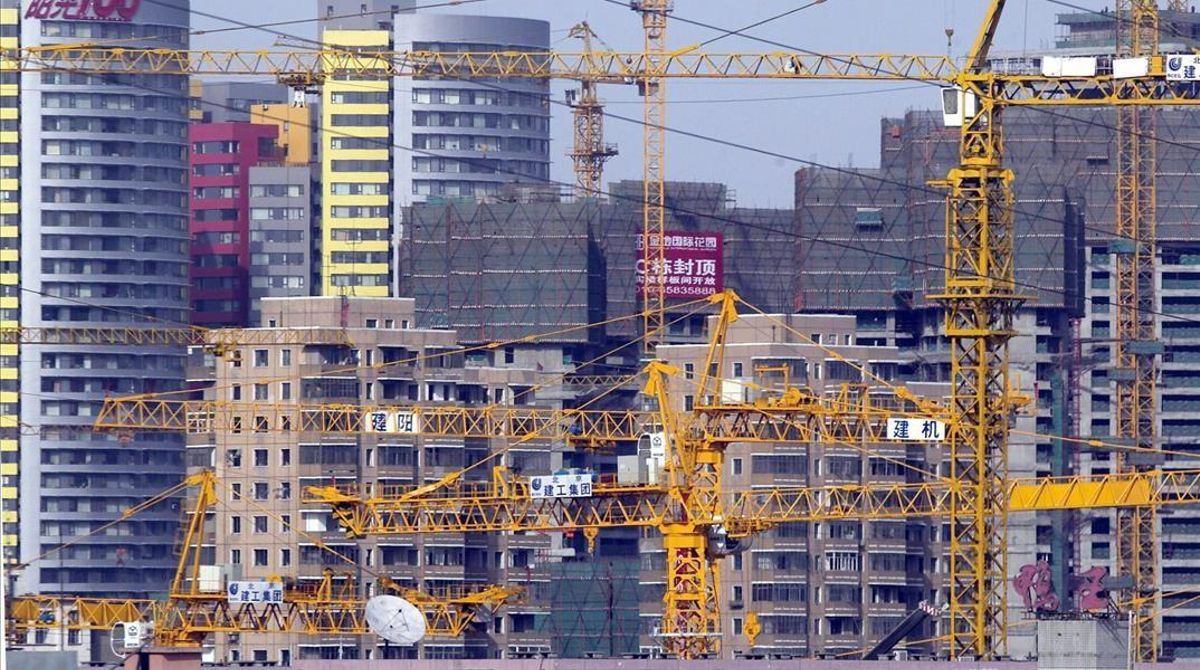 epa00180662 Construction cranes fill the skyline of downtown Beijing Wednesday 28th April Despite attempts to rein in overdevelopment in the property sector which seen by the leadership to threaten the economy with overheating construction projects on an ever increasing scale can be seen throughout China The economy is now growing at an annual rate of 9 7 percent higher than the 9 2 percent when the measures to prevent overheating were introduced last year EFE epa ADRIAN BRADSHAW epa00180662 Construction cranes fill the skyline of downtown Beijing Wednesday 28th April Despite attempts to rein in overdevelopment in the property sector which seen by the leadership to threaten the economy with overheating construction projects on an ever increasing scale can be seen throughout China The economy is now growing at an annual rate of 9 7 percent higher than the 9 2 percent when the measures to prevent overheating were introduced last year EFE epa ADRIAN BRADSHAW