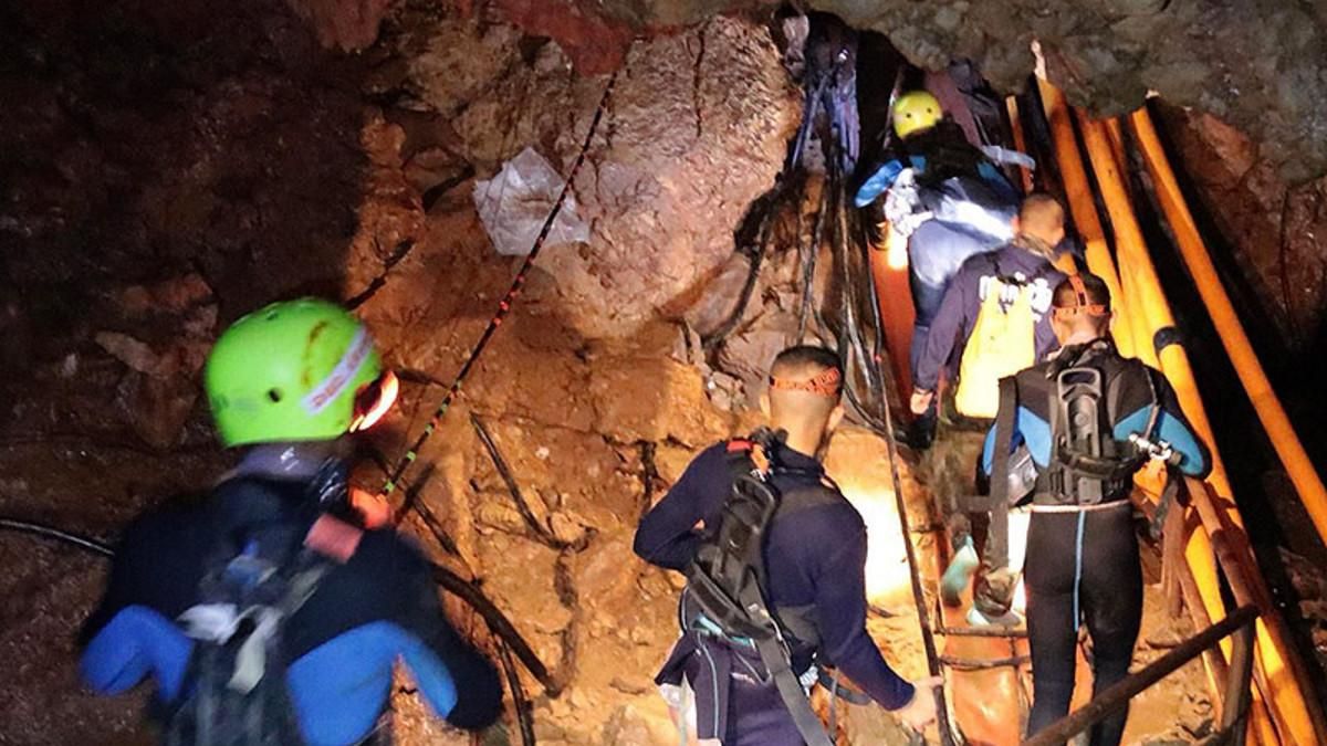 Varios militares se adentran en la cueva para el rescate de los niños de Tailandia. Varios militares se adentran en la cueva para el rescate de los niños de Tailandia.