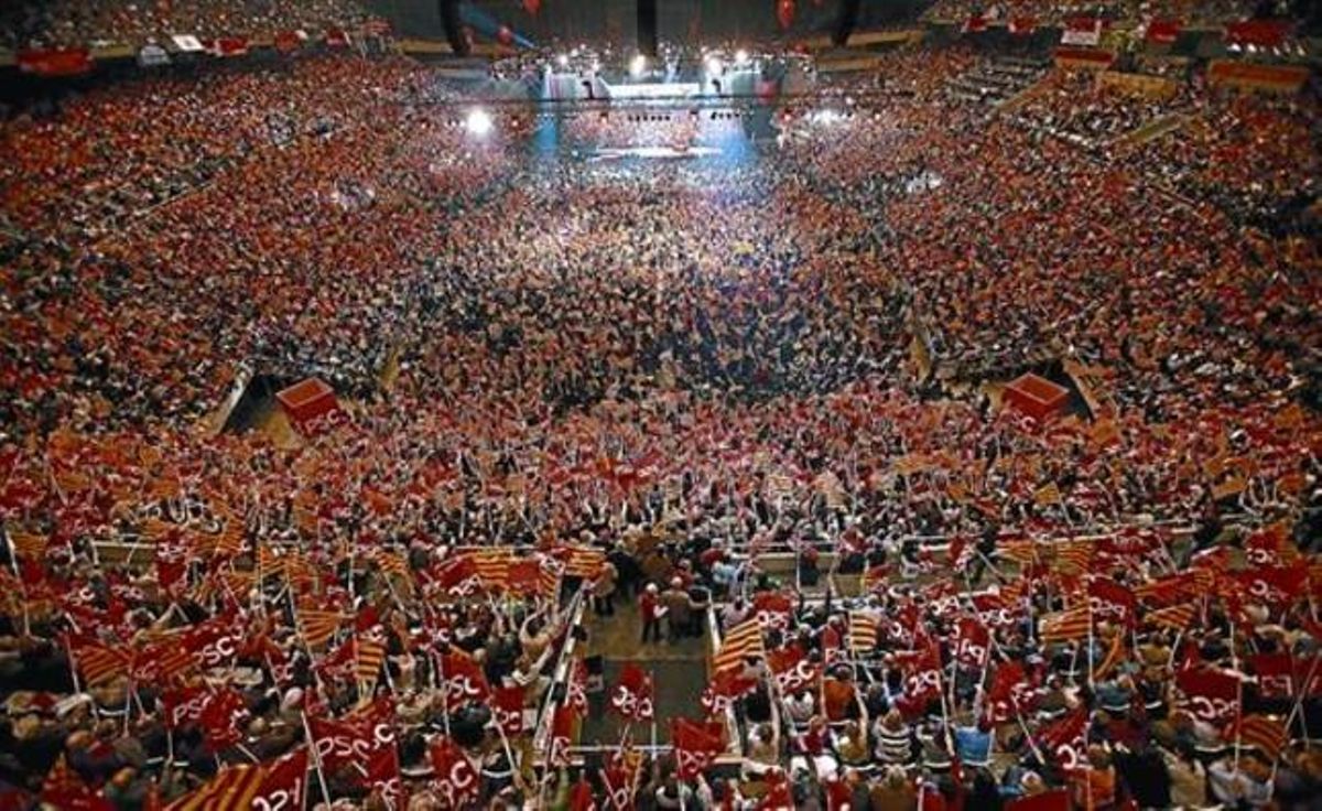 Imagen del Palau Sant Jordi, abarrotado durante el mitin final de la campaña socialista para las últimas elecciones generales, en marzo del 2008. Imagen del Palau Sant Jordi, abarrotado durante el mitin final de la campaña socialista para las últimas elecciones generales, en marzo del 2008.