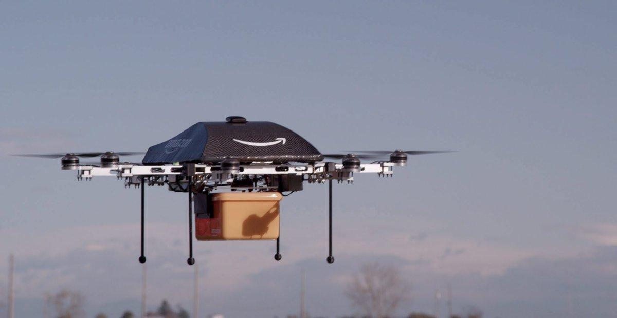 Imagen sin datar cedida por Amazon el 2 de diciembre del 2013 que muestra un dron llevando una caja en Seattle, cuando anunció por sorpresa que en un plazo de cinco años sería capaz de distribuir prodcutos a través de estos ingenios voladores.