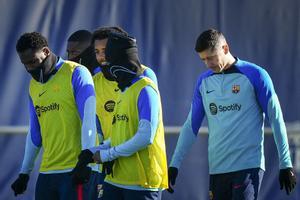 Kessíe,  Dembélé, Koundé, Ansu y Lewandowski, en el entrenamiento del Barça en Sant Joan Despi
