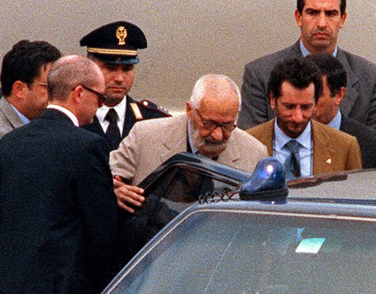 Francomussolini Rafles La siniestra conexión de Berlusconi con el masón que peleó por Franco y ...