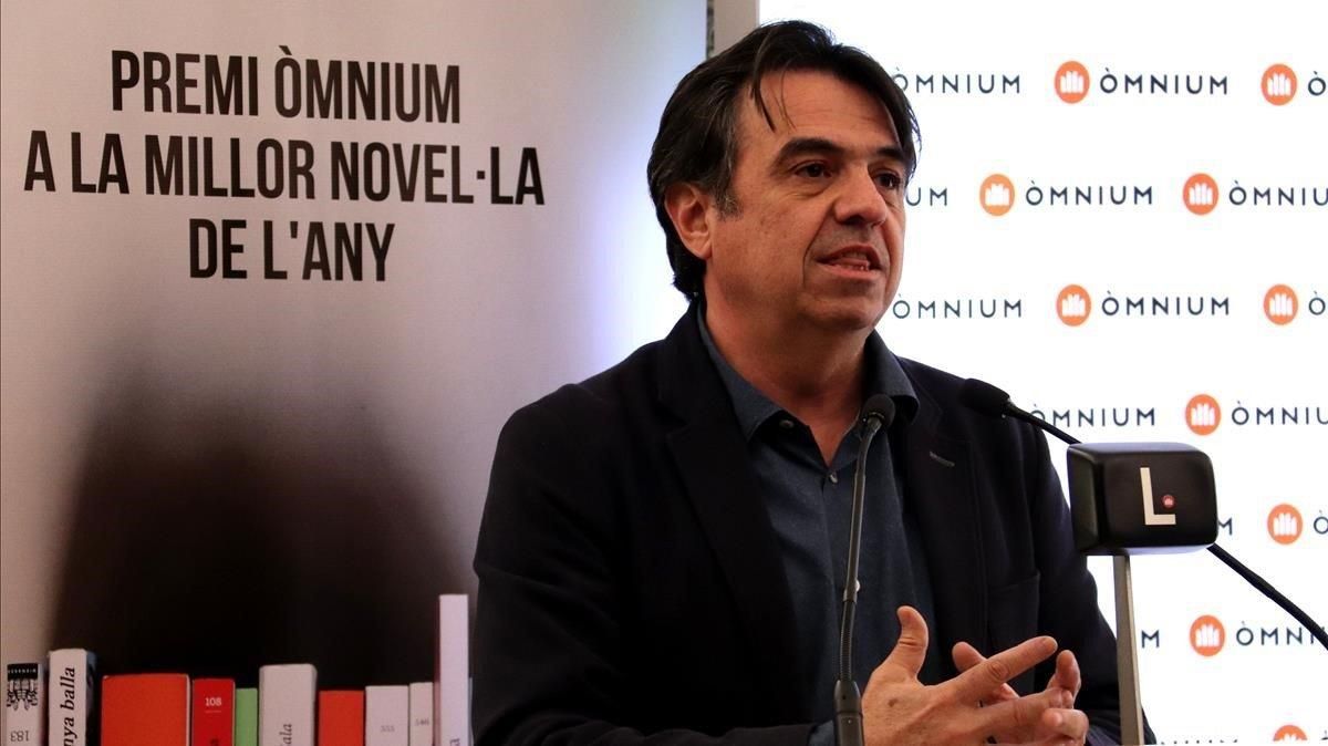 Martí Domínguez, recoge el galardón del Premi Òmnium, este lunes. Martí Domínguez, recoge el galardón del Premi Òmnium, este lunes.
