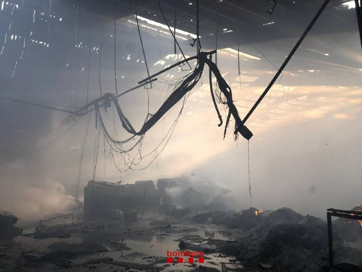 Un incendi arrasa una nau industrial de 1.000 metres quadrats a Granollers
