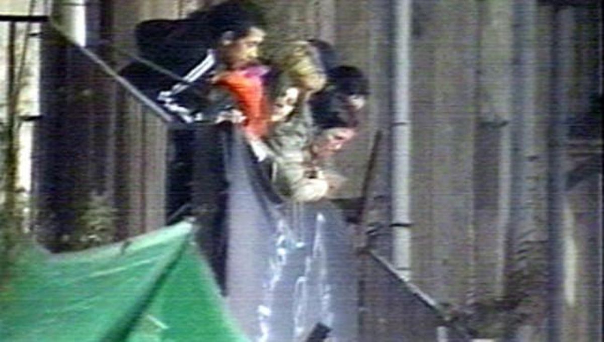 Varios jóvenes, en la casa ocupada donde se celebraba la fiesta que motivó la intervención policial, el 4 de febrero del 2006. Varios jóvenes, en la casa ocupada donde se celebraba la fiesta que motivó la intervención policial, el 4 de febrero del 2006.