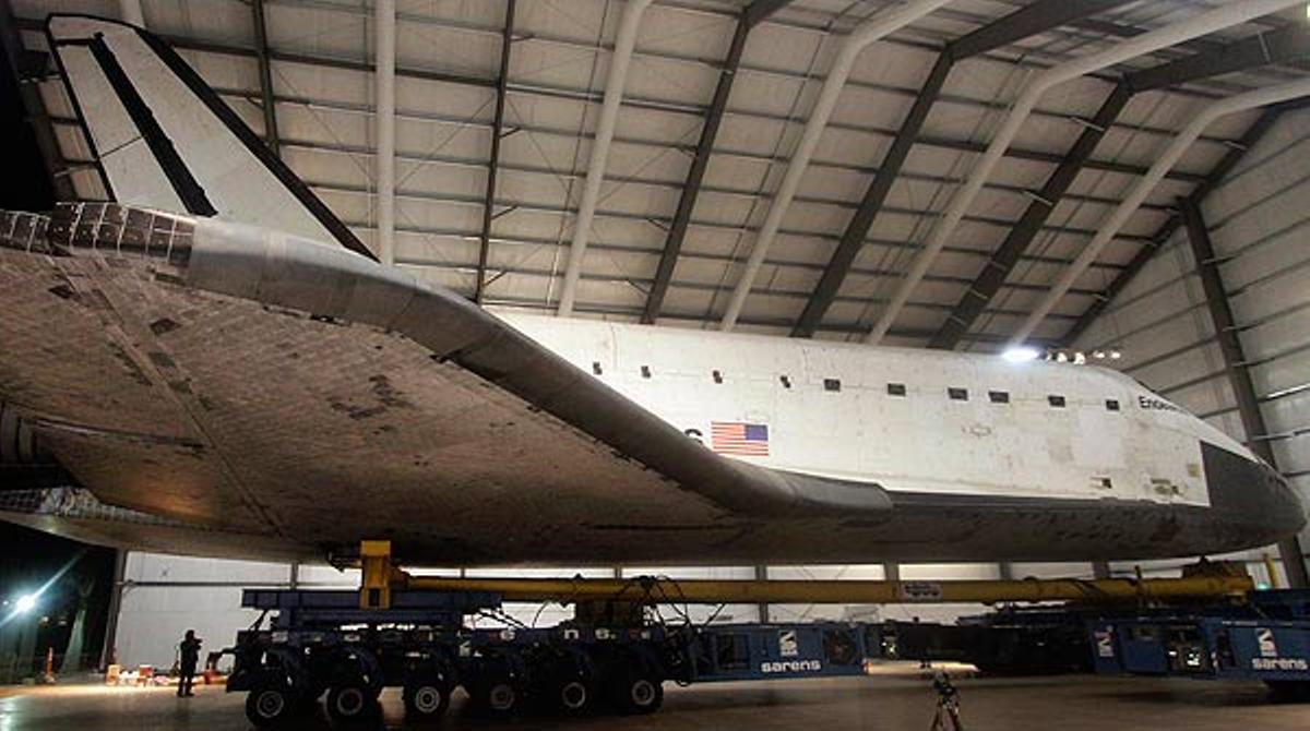 El ’Endeavour’ a su llegada al hangar del California Science Center. Vídeo: ATLAS / Foto: REUTERS