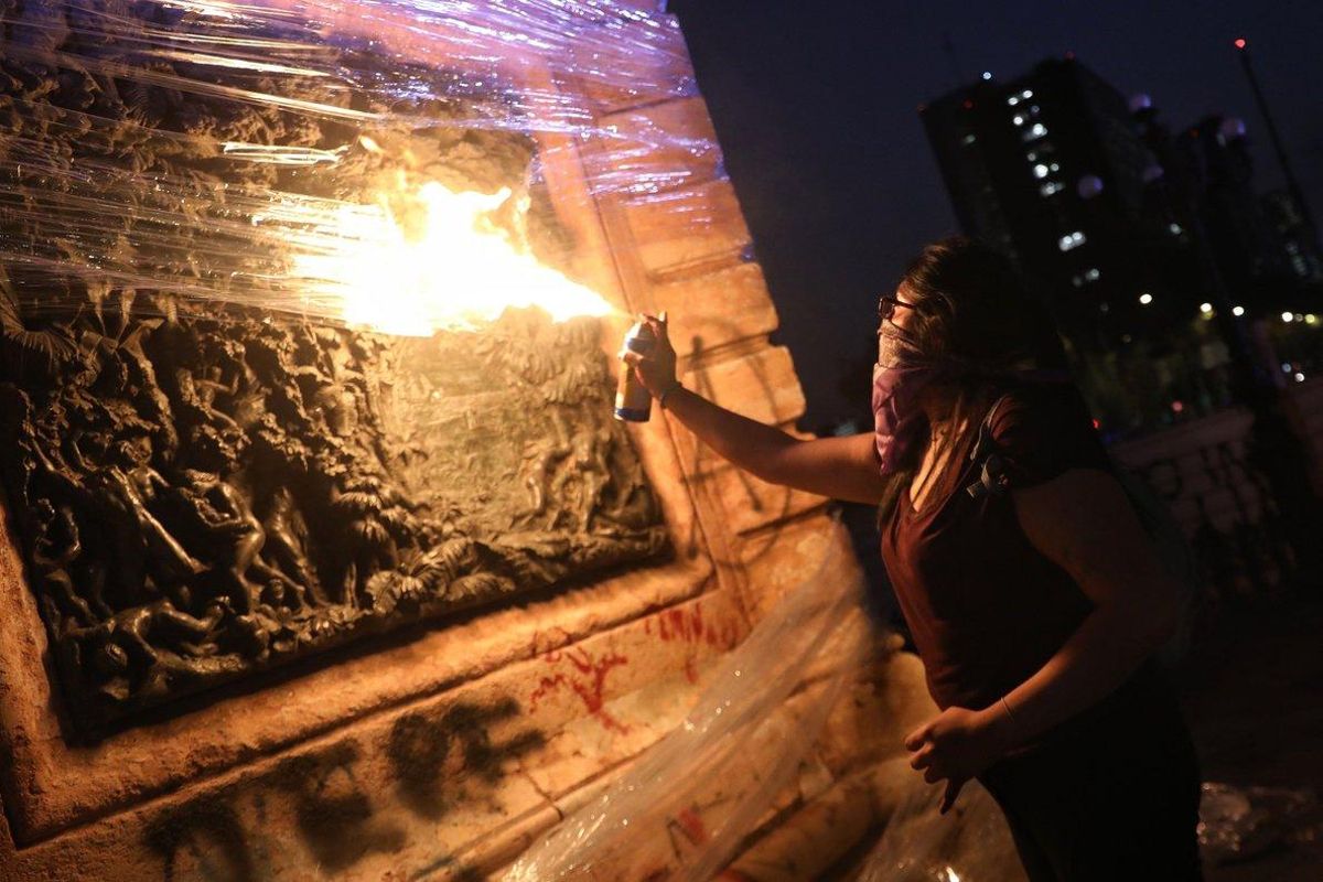 En plena avenida Reforma, un grupo de 30 chicas con sus rostros tapados, destruyeron mobiliario urbano y monumentos de la ciudad. En plena avenida Reforma, un grupo de 30 chicas con sus rostros tapados, destruyeron mobiliario urbano y monumentos de la ciudad.