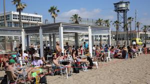El conflicte dels xiringuitos amenaça de deixar sense servei alguna platja de Barcelona