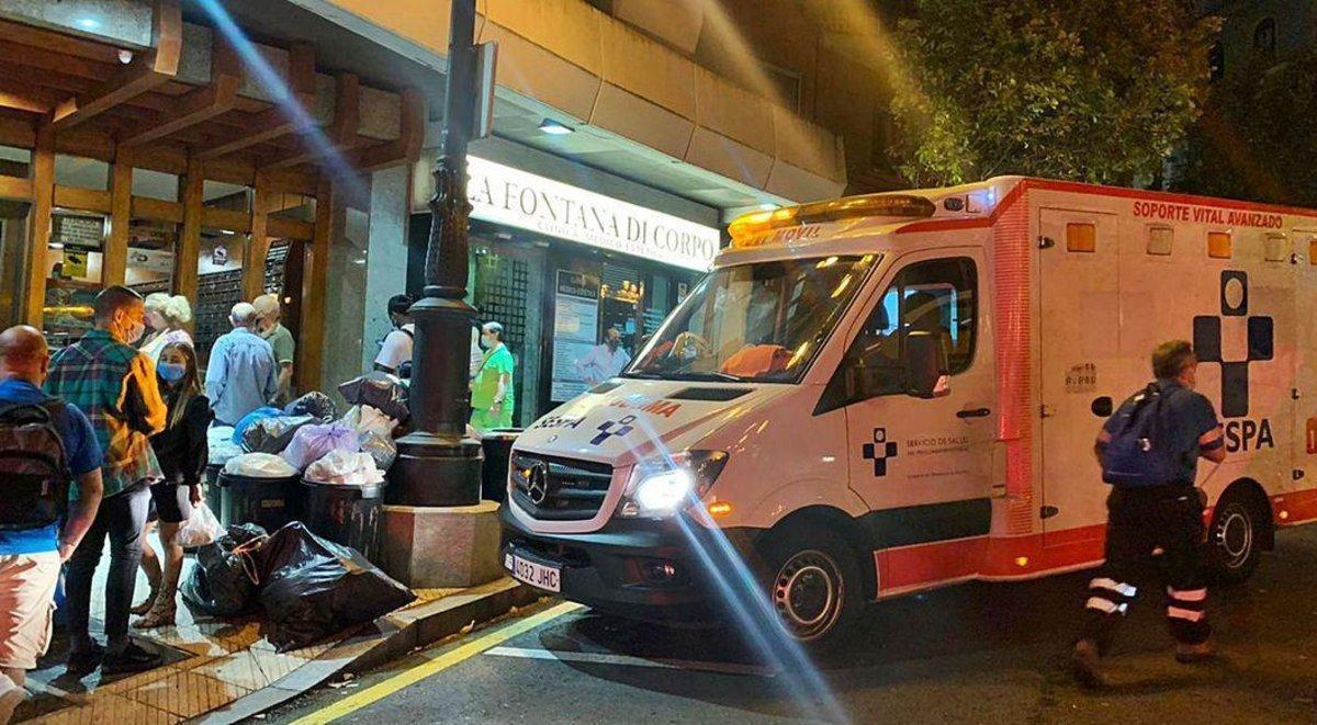 Servicios de emergencia ante el portal en que fue agredida una mujer en Oviedo.