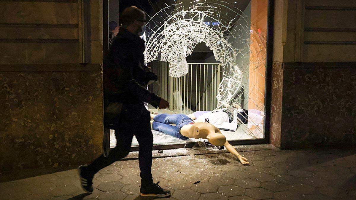 Escaparate destrozado durante las protestas en Barcelona