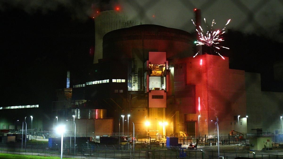 Greenpeace lanza fuegos artificiales en la central nuclear de Cattenom (Francia). Greenpeace lanza fuegos artificiales en la central nuclear de Cattenom (Francia).