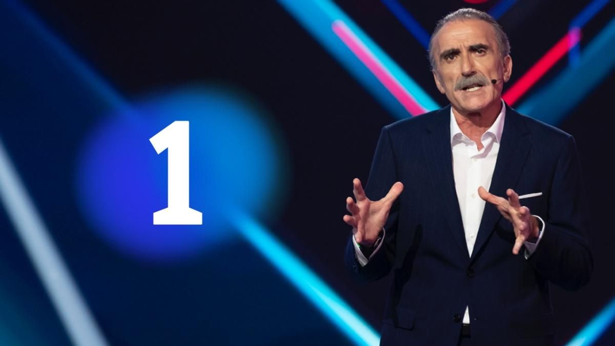 Juan y Medio en el plató de ’Dúos Imposibles’, el nuevo concurso musical de TVE. Juan y Medio en el plató de ’Dúos Imposibles’, el nuevo concurso musical de TVE.