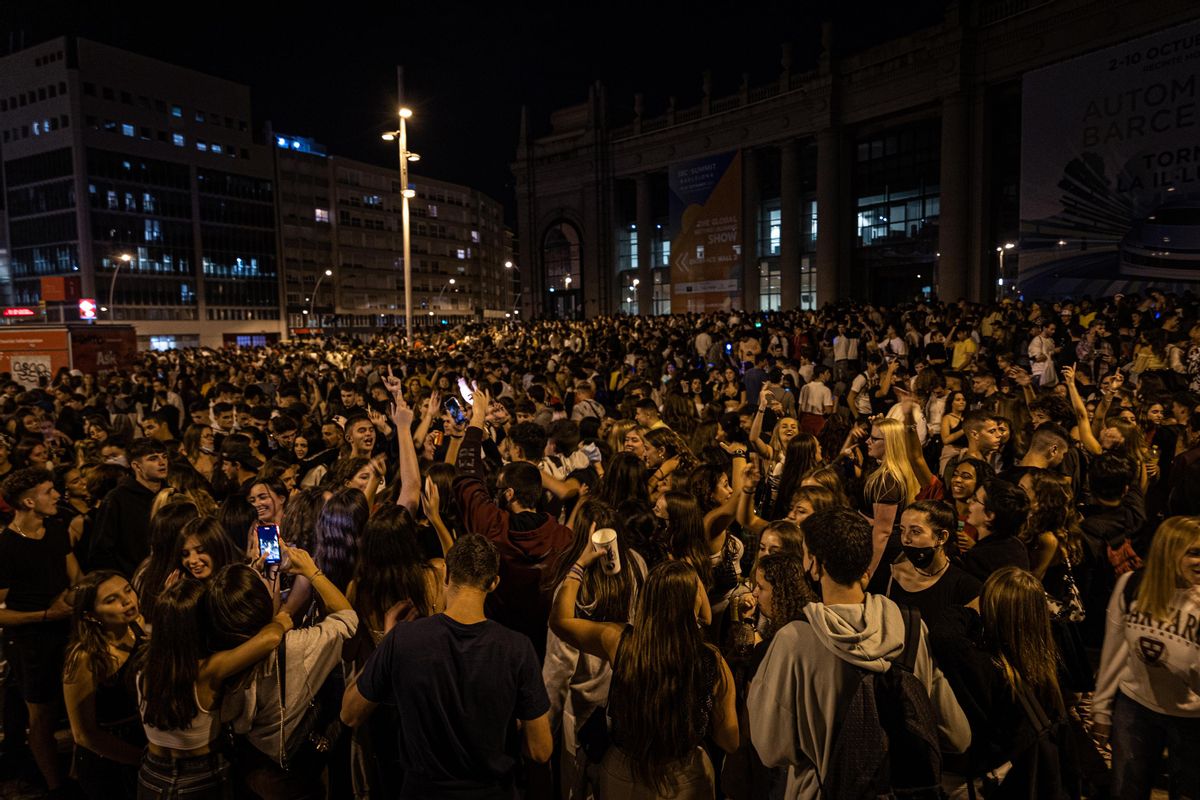 Botellón en la plaza de Espanya, la madrugada de este viernes. Botellón en la plaza de Espanya, la madrugada de este viernes.
