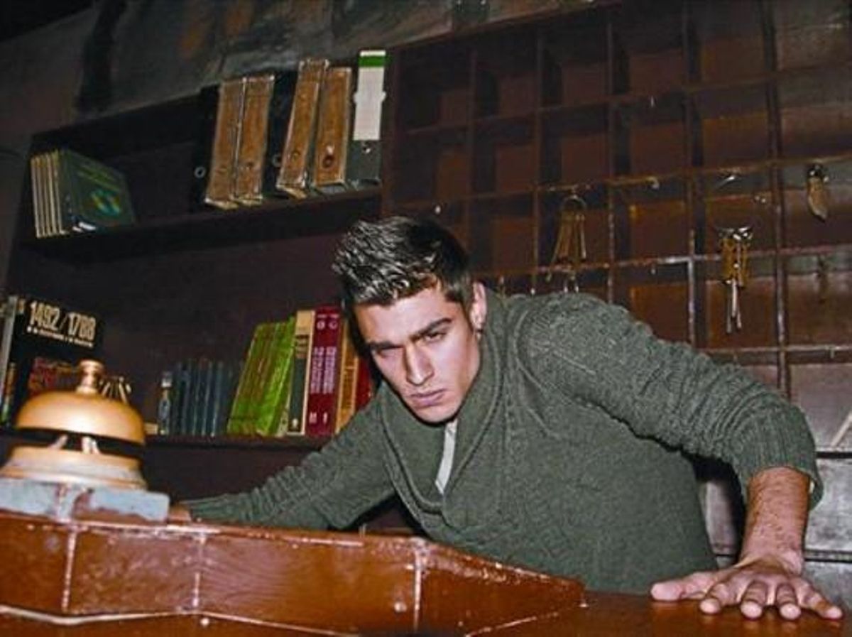 Uno de los aspirantes a actor en el Hotel Krüeger del Tibidabo, en el cásting del pasado miércoles. Uno de los aspirantes a actor en el Hotel Krüeger del Tibidabo, en el cásting del pasado miércoles.