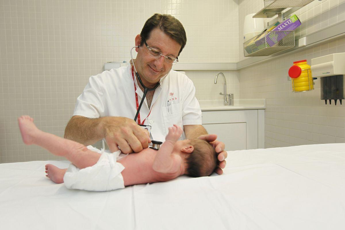 Un pediatra atiende a un niño. Un pediatra atiende a un niño.