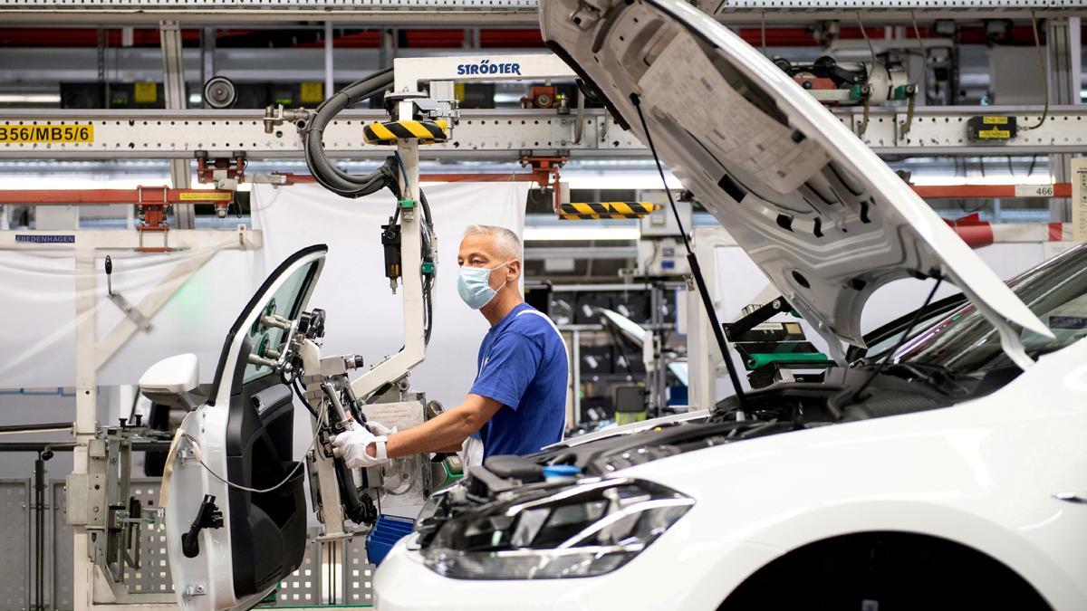 Alemania entra en recesión tras una contracción del 0,3% del PIB en el primer trimestre. En la foto, un trabajador en una línea de montaje de la fábrica de Volkswagen en Wolfsburg, Alemania.