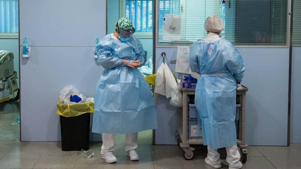 Sanitarios en el Hospital Josep Trueta de Girona. Sanitarios en el Hospital Josep Trueta de Girona.