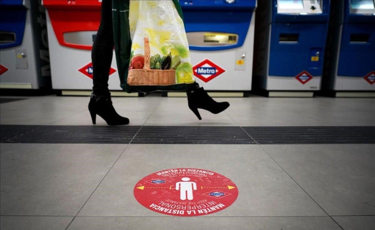 Una pegatina en el suelo en el metro de Madrid invita a mantener la distancia social por el coronavirus. Una pegatina en el suelo en el metro de Madrid invita a mantener la distancia social por el coronavirus.