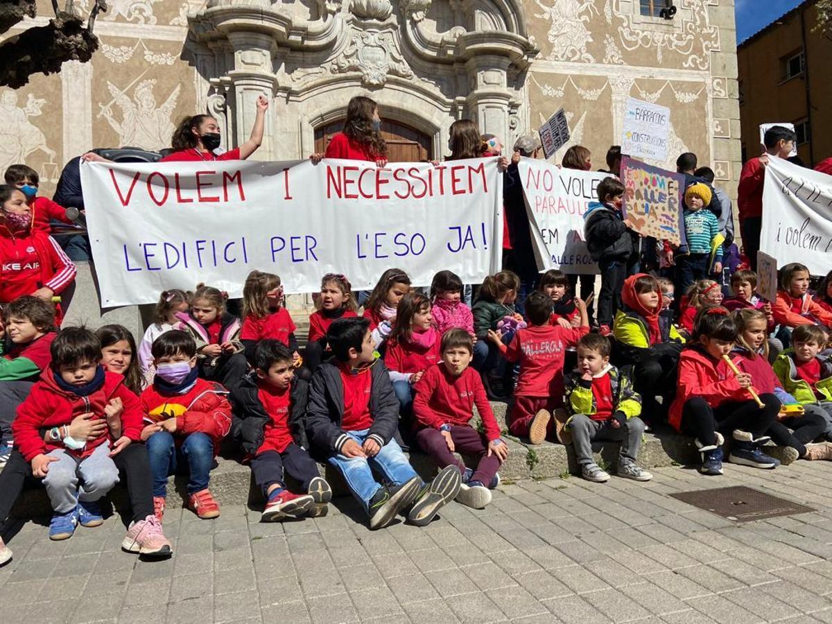 Manifestación en abril de este año para pedir al Departament d’Educació la construcción del edificio de la ESO del IE Pallerola, pendiente desde el 2019.